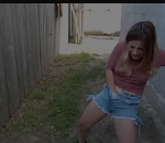 Novinha se masturbando escondida no quintal de casa