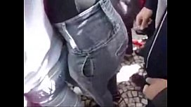 Encoxada gostosa na rabuda de calça jeans