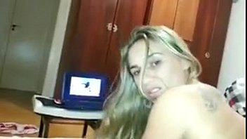 Loirinha dando o cu ao parceiro com camisinha