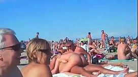 Foda entre casais na praia de nudismo