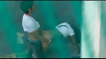 Tesuda amadora se curvando e transando gostoso na escola