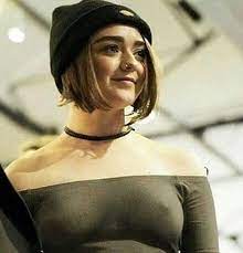 maisie williams nua se exibindo pelada