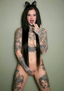 heidi lavon nua tatuada pelada